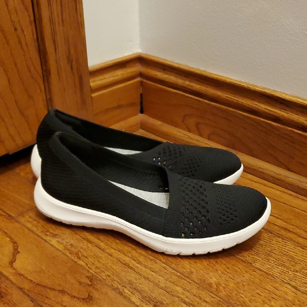 Clarks Black and White Slip-On Flats 6.5M